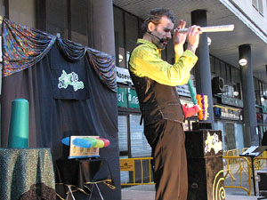 Espectacle de M&agrave;gia a la pla&ccedil;a Josep Pla