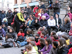 Espectacle de M&agrave;gia a la pla&ccedil;a Josep Pla