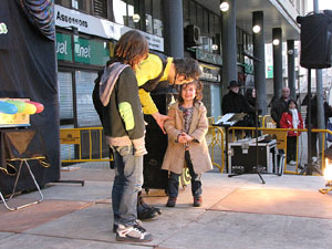 Espectacle de M&agrave;gia a la pla&ccedil;a Josep Pla