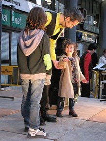 Espectacle de M&agrave;gia a la pla&ccedil;a Josep Pla