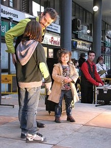 Espectacle de M&agrave;gia a la pla&ccedil;a Josep Pla