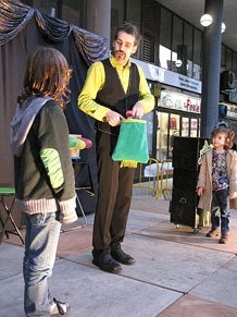 Espectacle de M&agrave;gia a la pla&ccedil;a Josep Pla