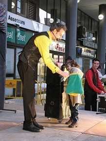 Espectacle de M&agrave;gia a la pla&ccedil;a Josep Pla