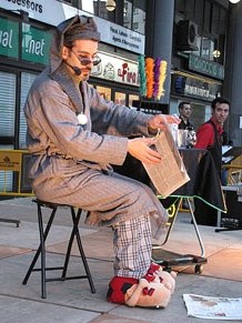 Espectacle de M&agrave;gia a la pla&ccedil;a Josep Pla