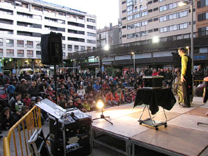 Espectacle de M&agrave;gia a la pla&ccedil;a Josep Pla