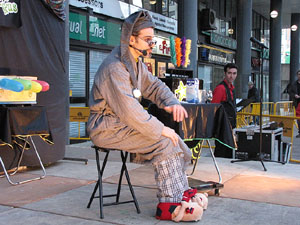 Espectacle de M&agrave;gia a la pla&ccedil;a Josep Pla