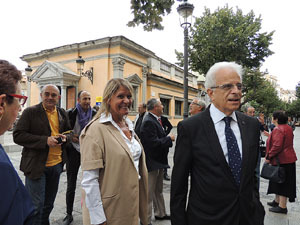 Ofrena floral al monument a Carles Rahola, a la Rambla de la Llibertat