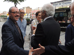 Ofrena floral al monument a Carles Rahola, a la Rambla de la Llibertat