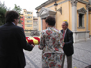Ofrena floral al monument a Carles Rahola, a la Rambla de la Llibertat