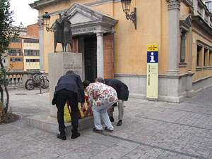 Ofrena floral al monument a Carles Rahola, a la Rambla de la Llibertat