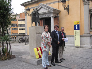 Ofrena floral al monument a Carles Rahola, a la Rambla de la Llibertat