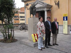 Ofrena floral al monument a Carles Rahola, a la Rambla de la Llibertat
