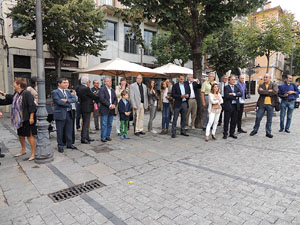 Ofrena floral al monument a Carles Rahola, a la Rambla de la Llibertat