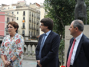 Ofrena floral al monument a Carles Rahola, a la Rambla de la Llibertat