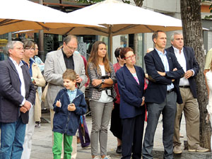 Ofrena floral al monument a Carles Rahola, a la Rambla de la Llibertat