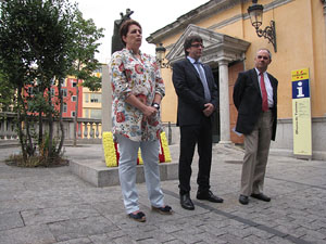 Ofrena floral al monument a Carles Rahola, a la Rambla de la Llibertat