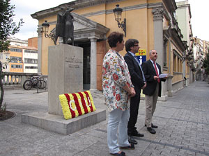 Ofrena floral al monument a Carles Rahola, a la Rambla de la Llibertat
