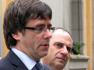 Ofrena floral al monument a Carles Rahola, a la Rambla de la Llibertat