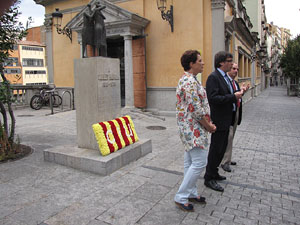 Ofrena floral al monument a Carles Rahola, a la Rambla de la Llibertat