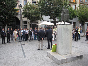 Ofrena floral al monument a Carles Rahola, a la Rambla de la Llibertat