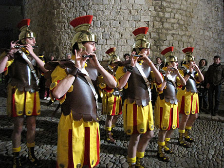 Lliurament del Penó dels Manaies