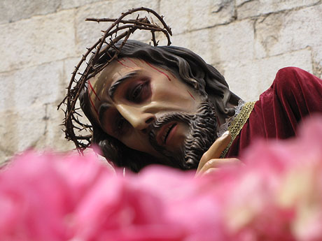 Preparaci&oacute; dels Passos a la pla&ccedil; de la Catedral