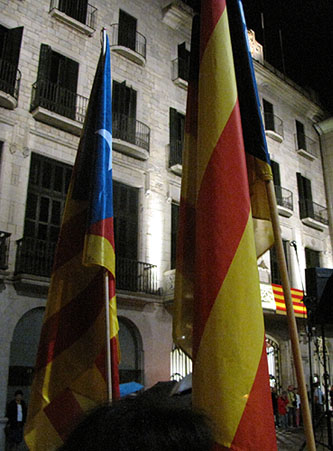 Estelades y senyeres a la pla&ccedil;a del Vi