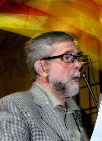 Josep Maria Barneda, llegint el manifest