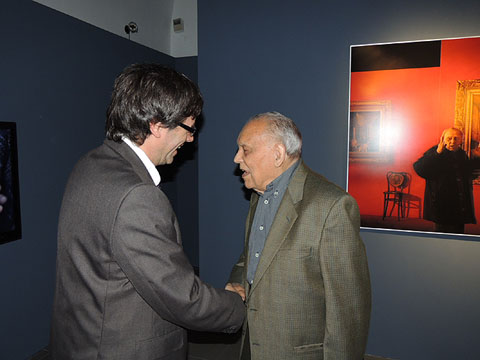 Paco Torres Monsó i l'alcalde de Girona, Carles Puigdemont, durant l'exposició Torres Monsó. Una illa habitada