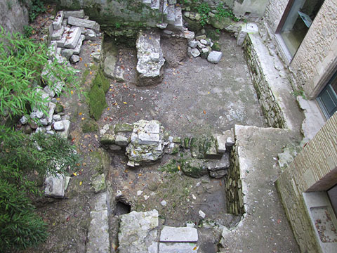 El resultat de l'excavaci&oacute;, des del Pati dels Rabins