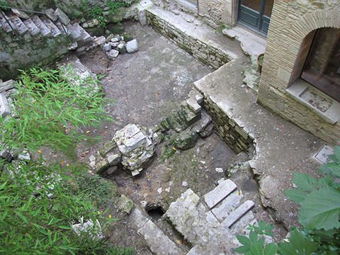 El resultat de l'excavaci&oacute;, des del Pati dels Rabins