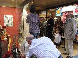 75&egrave; aniversari Associaci&oacute; de Jes&uacute;s Crucificat - Manaies de Girona. Aparadors amb Manaies