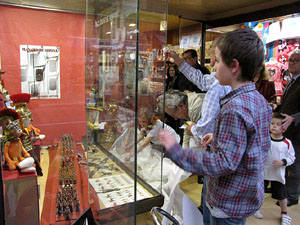 75&egrave; aniversari Associaci&oacute; de Jes&uacute;s Crucificat - Manaies de Girona. Aparadors amb Manaies