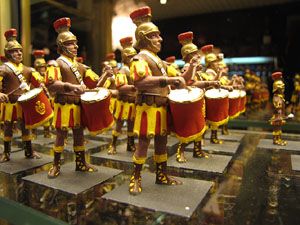 75&egrave; aniversari Associaci&oacute; de Jes&uacute;s Crucificat - Manaies de Girona. Aparadors amb Manaies