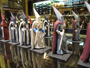 75&egrave; aniversari Associaci&oacute; de Jes&uacute;s Crucificat - Manaies de Girona. Aparadors amb Manaies