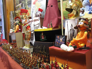 75&egrave; aniversari Associaci&oacute; de Jes&uacute;s Crucificat - Manaies de Girona. Aparadors amb Manaies