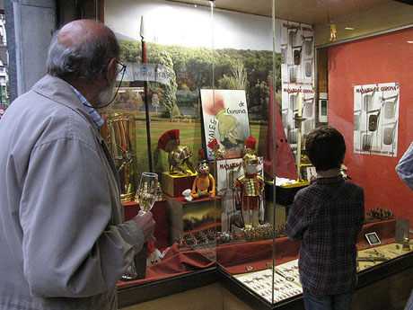 75è aniversari Associació de Jesús Crucificat - Manaies de Girona. Desfilada extraordinària per Concurs de Fotografia