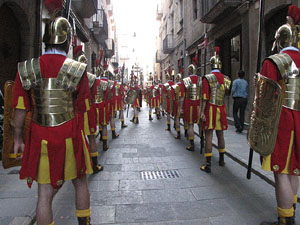 75&egrave; aniversari Associaci&oacute; de Jes&uacute;s Crucificat - Manaies de Girona. Desfilada inaugural