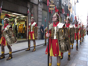 75&egrave; aniversari Associaci&oacute; de Jes&uacute;s Crucificat - Manaies de Girona. Desfilada inaugural