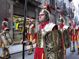 75&egrave; aniversari Associaci&oacute; de Jes&uacute;s Crucificat - Manaies de Girona. Desfilada inaugural