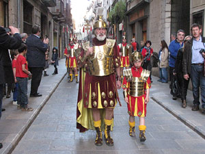 75&egrave; aniversari Associaci&oacute; de Jes&uacute;s Crucificat - Manaies de Girona. Desfilada inaugural