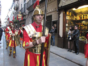 75&egrave; aniversari Associaci&oacute; de Jes&uacute;s Crucificat - Manaies de Girona. Desfilada inaugural