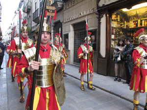 75&egrave; aniversari Associaci&oacute; de Jes&uacute;s Crucificat - Manaies de Girona. Desfilada inaugural