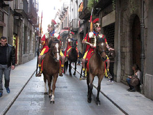 75&egrave; aniversari Associaci&oacute; de Jes&uacute;s Crucificat - Manaies de Girona. Desfilada inaugural