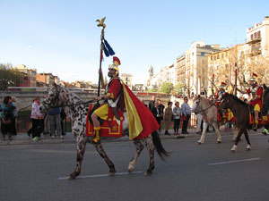 75&egrave; aniversari Associaci&oacute; de Jes&uacute;s Crucificat - Manaies de Girona. Desfilada inaugural