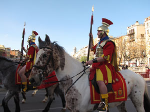 75&egrave; aniversari Associaci&oacute; de Jes&uacute;s Crucificat - Manaies de Girona. Desfilada inaugural