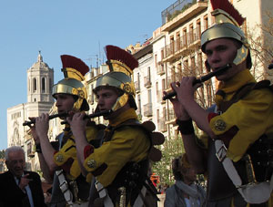 75&egrave; aniversari Associaci&oacute; de Jes&uacute;s Crucificat - Manaies de Girona. Desfilada inaugural