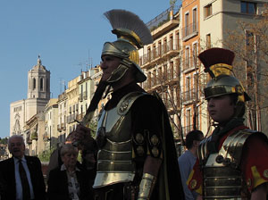 75&egrave; aniversari Associaci&oacute; de Jes&uacute;s Crucificat - Manaies de Girona. Desfilada inaugural