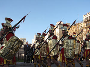 75&egrave; aniversari Associaci&oacute; de Jes&uacute;s Crucificat - Manaies de Girona. Desfilada inaugural