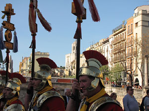 75&egrave; aniversari Associaci&oacute; de Jes&uacute;s Crucificat - Manaies de Girona. Desfilada inaugural